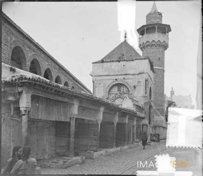 Rue Sidi-Ben-Ziad et mosquée (Tunis)